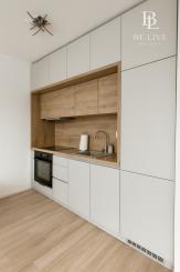 NA PREDAJ – MODERNÝ 1-IZBOVÝ BYT S BALKÓNOM – KOMPLETNE ZARIADENÝ – NOVOSTAVBA – PROJEKT JARABINKY – RUŽINOV