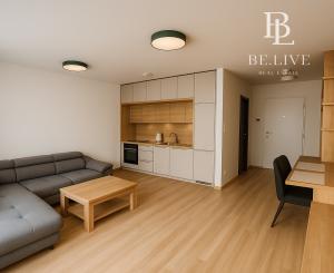 NA PREDAJ – MODERNÝ 1-IZBOVÝ BYT S BALKÓNOM – KOMPLETNE ZARIADENÝ – NOVOSTAVBA – PROJEKT JARABINKY – RUŽINOV