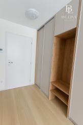 NA PREDAJ – MODERNÝ 1-IZBOVÝ BYT S BALKÓNOM – KOMPLETNE ZARIADENÝ – NOVOSTAVBA – PROJEKT JARABINKY – RUŽINOV