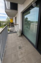 NA PREDAJ – MODERNÝ 1-IZBOVÝ BYT S BALKÓNOM – KOMPLETNE ZARIADENÝ – NOVOSTAVBA – PROJEKT JARABINKY – RUŽINOV