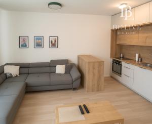 NA PREDAJ – MODERNÝ 1-IZBOVÝ BYT S BALKÓNOM – KOMPLETNE ZARIADENÝ – NOVOSTAVBA – PROJEKT JARABINKY – RUŽINOV