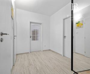 BE.LIVE COMPANY – NA PREDAJ – 3-IZBOVÝ BYT S LOGGIOU – SKVELÁ DISPOZÍCIA A TICHÝ VNÚTROBLOK