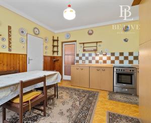 BE.LIVE COMPANY- NA PREDAJ- RODINNÝ DOM- S VEĽKORYSÝM POZEMKOM 2278m2- VLKY 