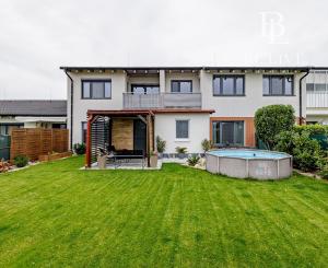 KRÁSNY- 2-IZBOVÝ BYT- NA PREDAJ- SO ZÁHRADOU-SENEC- MALÝ BIEL