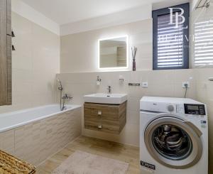 REZERVOVANÝ- BE.LIVE COMPANY – MODERNÝ 2-IZBOVÝ BYT - ARCHITEKTONICKÝ DIZAJN – S DVOMA BALKÓNMI – NOVOSTAVBA – TEHELNÉ POLE- BRATISLAVA 