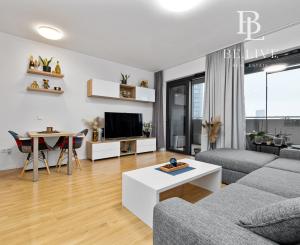 BE.LIVE COMPANY | NA PREDAJ | MODERNÝ 1-IZBOVÝ BYT | KOMPLETNE ZARIADENÝ | BALKÓN | KOBKA V CENE | TEHELNÉ POLE – BAJKALSKÁ