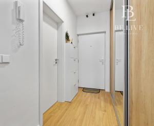 BE.LIVE COMPANY | NA PREDAJ | MODERNÝ 1-IZBOVÝ BYT | KOMPLETNE ZARIADENÝ | BALKÓN | KOBKA V CENE | TEHELNÉ POLE – BAJKALSKÁ