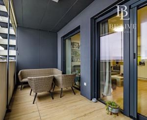 BE.LIVE COMPANY | NA PREDAJ | MODERNÝ 1-IZBOVÝ BYT | KOMPLETNE ZARIADENÝ | BALKÓN | KOBKA V CENE | TEHELNÉ POLE – BAJKALSKÁ