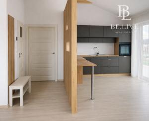 BE.LIVE COMPANY – PRENÁJOM – PRIESTRANNÝ APARTMÁN V NOVOSTAVBE BUNGALOVU – ZÁHRADA – PARKOVANIE – ZOHOR