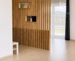 BE.LIVE COMPANY – PRENÁJOM – PRIESTRANNÝ APARTMÁN V NOVOSTAVBE BUNGALOVU – ZÁHRADA – PARKOVANIE – ZOHOR