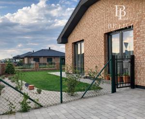 BE.LIVE COMPANY – PRENÁJOM – PRIESTRANNÝ APARTMÁN V NOVOSTAVBE BUNGALOVU – ZÁHRADA – PARKOVANIE – ZOHOR