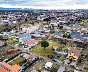 BE.LIVE COMPANY- PREDAJ- SLNEČNÝ- STAVEBNÝ POZEMOK - TICHÁ LOKALITA - BLÍZKO CENTRA - MALACKY