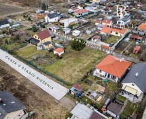 BE.LIVE COMPANY- PREDAJ- SLNEČNÝ- STAVEBNÝ POZEMOK - TICHÁ LOKALITA - BLÍZKO CENTRA - MALACKY