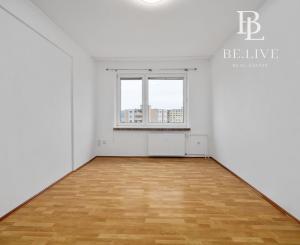 PREDANÝ- BE.LIVE COMPANY - NA PREDAJ - NADŠTANDARDNE VEĽKÝ 1-IZBOVÝ BYT S BALKÓNOM – SKVELÁ DISPOZÍCIA A NÁDHERNÝ VÝHĽAD - CHROBÁKOVÁ -DÚBRAVKA