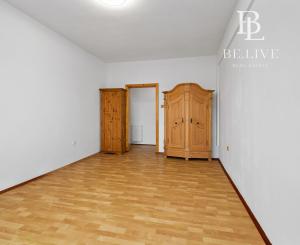 PREDANÝ- BE.LIVE COMPANY - NA PREDAJ - NADŠTANDARDNE VEĽKÝ 1-IZBOVÝ BYT S BALKÓNOM – SKVELÁ DISPOZÍCIA A NÁDHERNÝ VÝHĽAD - CHROBÁKOVÁ -DÚBRAVKA