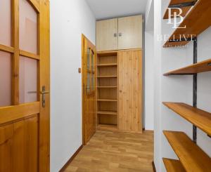 PREDANÝ- BE.LIVE COMPANY - NA PREDAJ - NADŠTANDARDNE VEĽKÝ 1-IZBOVÝ BYT S BALKÓNOM – SKVELÁ DISPOZÍCIA A NÁDHERNÝ VÝHĽAD - CHROBÁKOVÁ -DÚBRAVKA