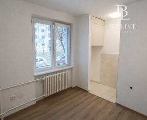 OFF PONUKA- NA PREDAJ – GARSÓNKA PO ČIASTOČNEJ REKONŠTRUKCII – ŠTRKOVEC – RUŽINOV