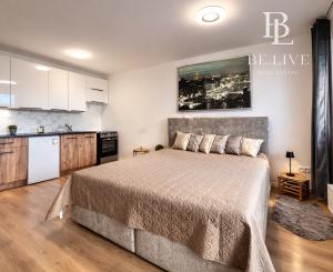 OFF PONUKA-NA PREDAJ – KOMPLETNE ZARIADENÝ 1-IZBOVÝ APARTMÁN S PRIESTRANNOU LOGGIOU – NOVOSTAVBA RENDEZ – RAČA