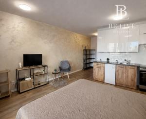 OFF PONUKA-NA PREDAJ – KOMPLETNE ZARIADENÝ 1-IZBOVÝ APARTMÁN S PRIESTRANNOU LOGGIOU – NOVOSTAVBA RENDEZ – RAČA