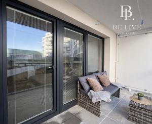 OFF PONUKA-NA PREDAJ – KOMPLETNE ZARIADENÝ 1-IZBOVÝ APARTMÁN S PRIESTRANNOU LOGGIOU – NOVOSTAVBA RENDEZ – RAČA