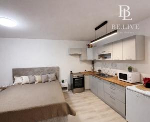 OFF PONUKA - NA PREDAJ – KOMPLETNE ZARIADENÝ 1-IZBOVÝ APARTMÁN S LOGGIOU – NOVOSTAVBA RENDEZ – RAČA