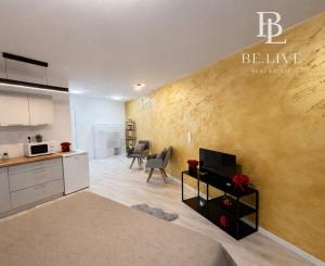 OFF PONUKA - NA PREDAJ – KOMPLETNE ZARIADENÝ 1-IZBOVÝ APARTMÁN S LOGGIOU – NOVOSTAVBA RENDEZ – RAČA