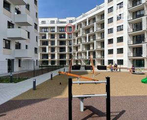 OFF PONUKA - NA PREDAJ – KOMPLETNE ZARIADENÝ 1-IZBOVÝ APARTMÁN S LOGGIOU – NOVOSTAVBA RENDEZ – RAČA