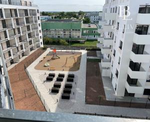 OFF PONUKA - NA PREDAJ – KOMPLETNE ZARIADENÝ 1-IZBOVÝ APARTMÁN S LOGGIOU – NOVOSTAVBA RENDEZ – RAČA