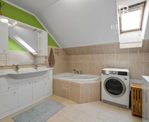 BE.LIVE COMPANY- PREDAJ- 4-IZBOVÝ- RODINNÝ DOM- S GARÁŽOU- VÍRIVKOU- VEĽKOU ZÁHRADOU- TUREŇ- SENEC