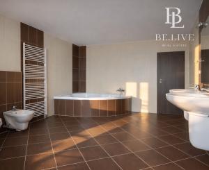 BE.LIVE COMPANY - NA PREDAJ – VEĽKORYSÝ 3-IZBOVÝ BYT S 4 BALKÓNMI – VEĽKÁ PIVNICA - PARKING - STUPAVA, DLHÁ ULICA