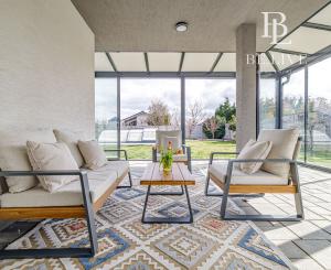 BE.LIVE COMPANY- 4-IZBOVÝ- DIZAJNOVÝ-BUNGALOV- BAZÉN- MILOSLAVOV