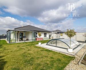 BE.LIVE COMPANY- 4-IZBOVÝ- DIZAJNOVÝ-BUNGALOV- BAZÉN- MILOSLAVOV