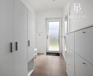 BE.LIVE COMPANY- PREDAJ- RODINNÝ DOM- TERASA- ZÁHRADA- MALINOVO- TRI VODY 