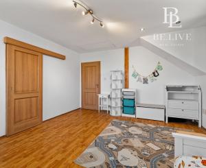 BE.LIVE COMPANY- PREDAJ- 4-IZBOVÝ- RODINNÝ DOM- GARÁŽ- VÍRIVKA- VEĽKÝ POZEMOK- TUREŇ- SENEC 