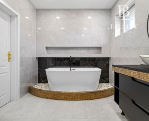 BE.LIVE COMPANY- PREDAJ- 4-IZBOVÝ- NADŠTANDARTNÝ- BUNGALOV- BAZÉN– MILOSLAVOV