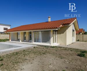 BE.LIVE COMPANY- PREDAJ- 4-IZBOVÝ- NADŠTANDARTNÝ- BUNGALOV- BAZÉN– MILOSLAVOV