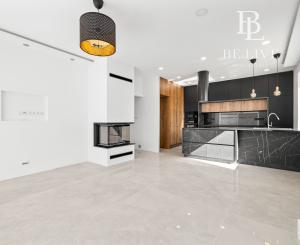 BE.LIVE COMPANY- PREDAJ- 4-IZBOVÝ MODERNÝ BUNGALOV S BAZÉNOM- MILOSLAVOV