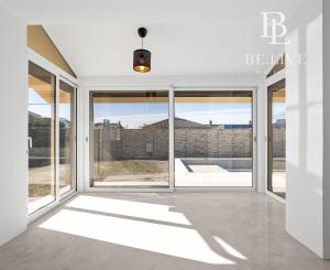 BE.LIVE COMPANY- PREDAJ- 4-IZBOVÝ MODERNÝ BUNGALOV S BAZÉNOM- MILOSLAVOV