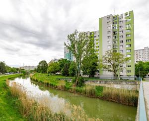 REZERVOVANÝ- BE.LIVE COMPANY- PREDAJ- 4- IZBOVÝ – TOPOLČIANSKA- PETRŽALKA