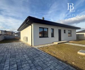 REZERVOVANÉ- BE.LIVE COMPANY- NA PREDAJ- 4-IZBOVÝ- BUNGALOV- NOVOSTAVBA- MOST PRI BRATISLAVE 