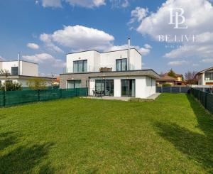 BE.LIVE COMPANY- PREDAJ- 4-IZBOVÝ- RODINNÝ DOM- 3-PARKOVACIE STÁTIA- TERASA- ZÁHRADA- MALINOVO- TRI VODY 