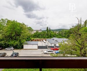 BE.LIVE COMPANY- NA PREDAJ- NADŠTANDARNE VEĽKÝ- ZREKONŠTRUOVANÝ- 3- IZBOVÝ BYT- LOGGIA- PIVNIČNÁ KOBKA- NOBELOVA ULICA- BRATISLAVA