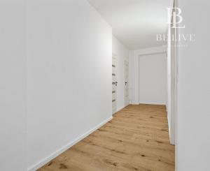 BE.LIVE COMPANY- NA PREDAJ- NADŠTANDARNE VEĽKÝ- ZREKONŠTRUOVANÝ- 3- IZBOVÝ BYT- LOGGIA- PIVNIČNÁ KOBKA- NOBELOVA ULICA- BRATISLAVA