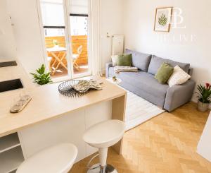 NA PREDAJ- KOMPLETNE ZREKONŠTRUOVANÝ - MODERNÝ 1- IZBOVÝ BYT S ODDELENOU SPÁĽŇOU A BALKÓNOM- BRATISLAVA- NOVÉ MESTO- ČSL PARAŠUTISTOV 