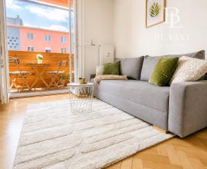 NA PREDAJ- KOMPLETNE ZREKONŠTRUOVANÝ - MODERNÝ 1- IZBOVÝ BYT S ODDELENOU SPÁĽŇOU A BALKÓNOM- BRATISLAVA- NOVÉ MESTO- ČSL PARAŠUTISTOV 