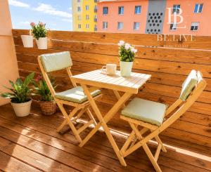 NA PREDAJ- KOMPLETNE ZREKONŠTRUOVANÝ - MODERNÝ 1- IZBOVÝ BYT S ODDELENOU SPÁĽŇOU A BALKÓNOM- BRATISLAVA- NOVÉ MESTO- ČSL PARAŠUTISTOV 