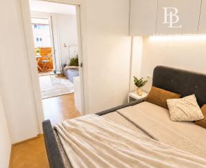 NA PREDAJ- KOMPLETNE ZREKONŠTRUOVANÝ - MODERNÝ 1- IZBOVÝ BYT S ODDELENOU SPÁĽŇOU A BALKÓNOM- BRATISLAVA- NOVÉ MESTO- ČSL PARAŠUTISTOV 