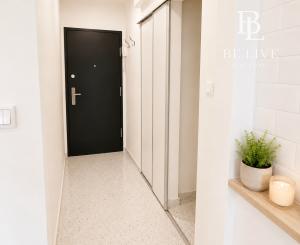NA PREDAJ- KOMPLETNE ZREKONŠTRUOVANÝ - MODERNÝ 1- IZBOVÝ BYT S ODDELENOU SPÁĽŇOU A BALKÓNOM- BRATISLAVA- NOVÉ MESTO- ČSL PARAŠUTISTOV 
