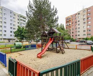 BE.LIVE COMPANY- NA PREDAJ- mZREKONŠTRUOVANÝ- 3- IZBOVÝ BYT- LOGGIA- PIVNIČNÁ KOBKA- NOBELOVA ULICA- BRATISLAVA