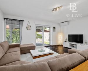 BE.LIVE COMPANY- PREDAJ- 3- IZBOVÝ MEZONET- ZÁHRADA- DVE PARKOVACIE MIESTA- RIEČNA ULICA- ROVINKA